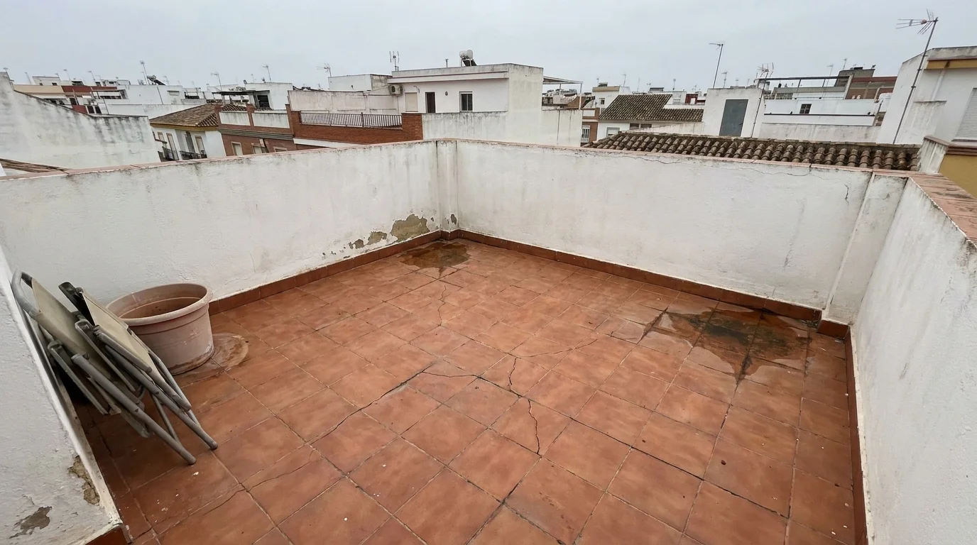 Terraza con tela asfáltica deteriorada y filtraciones