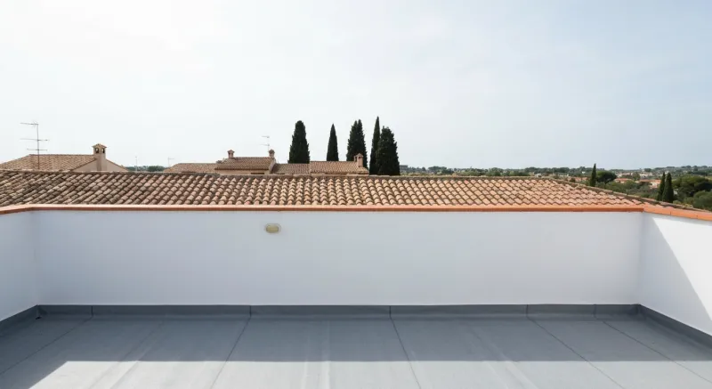 Terraza mediterránea sellada con membrana de poliuretano gris en Avià